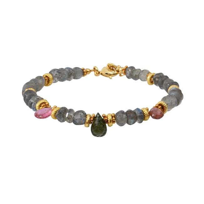 Bracelet Dayra, pierre labradorite,  goutte en Tourmaline facette. Plaqué or 18 carats. Longueur du bracelet : 16 à 18 cm réglable.  La couleur et la forme des pierres peuvent varier. 